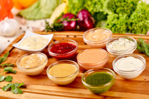 küçük kaplarda salata sosları
