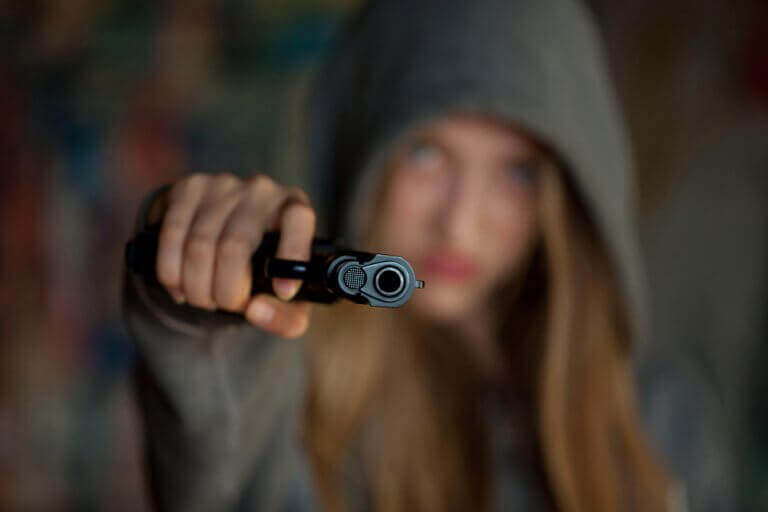 silah doğrultan çocuk