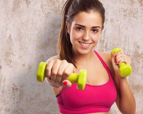 ağırlık ile spor yapan kadın