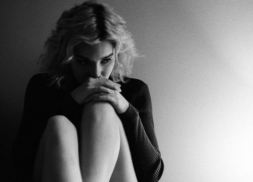 endometriyoz hakkında sıkıntı çeken kadın