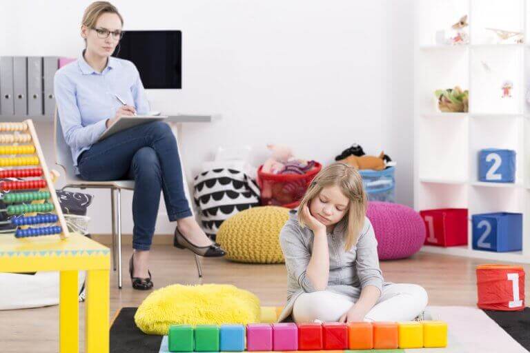 çocuğu izleyen kadın