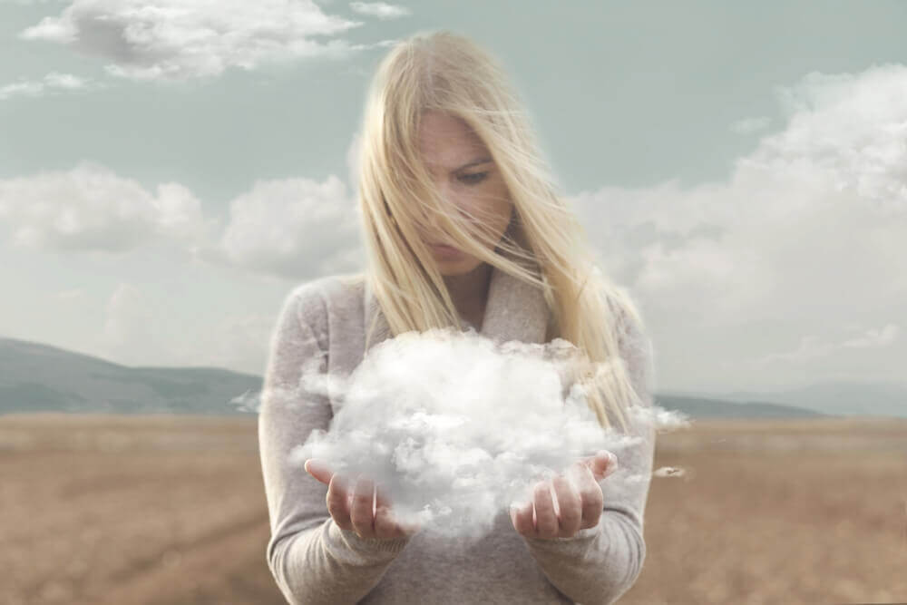 elinde bulut olan kadın