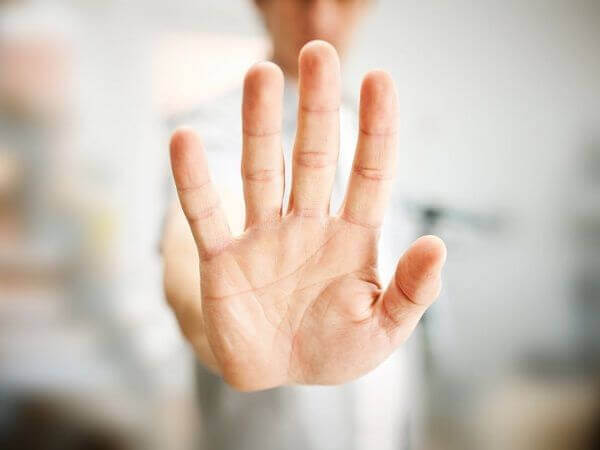 dur işareti yapan el