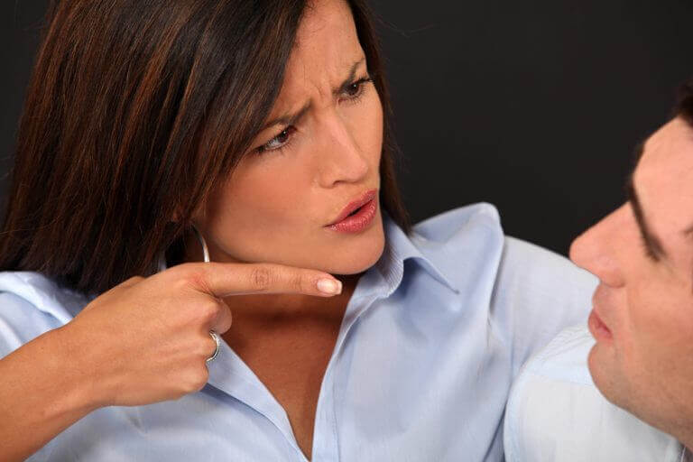 eleştiri yapan kadın