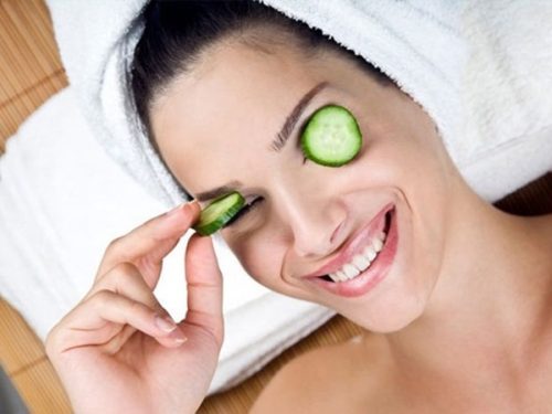 gözlerine salatalık koyan kız