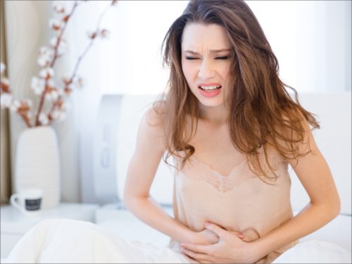 karnı ağrıyan kadın