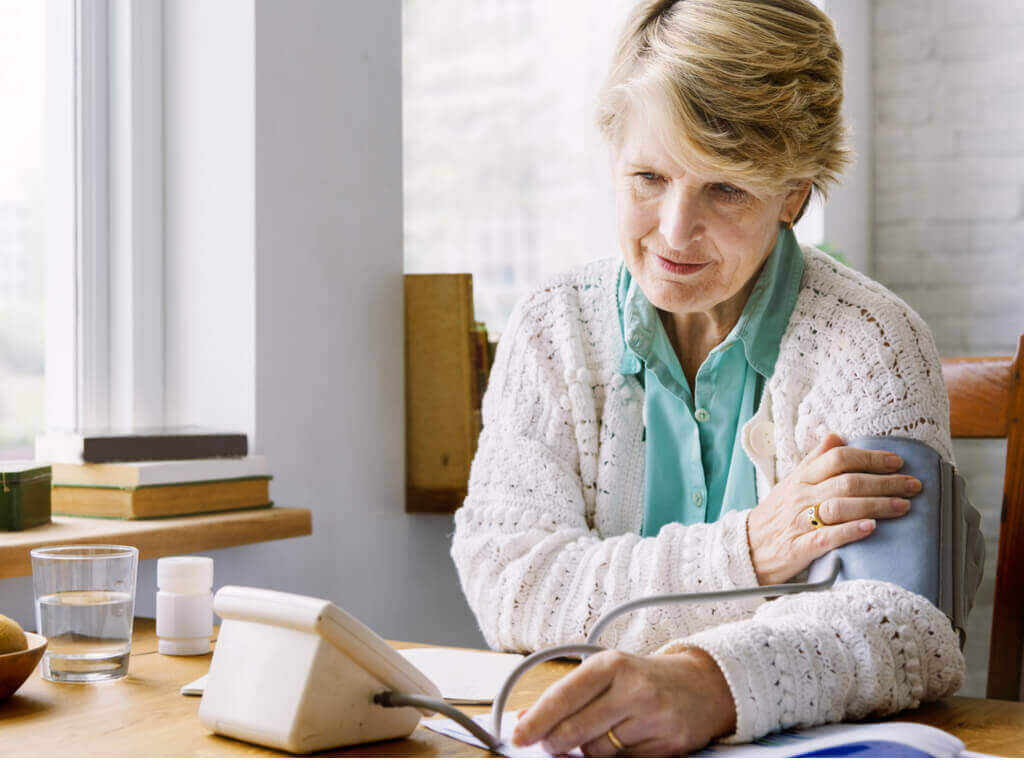 evde tansiyon ölçümü yapan kadın