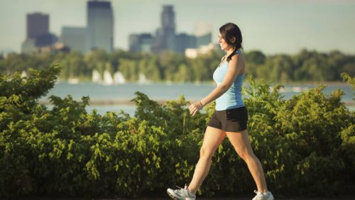 açık havada yürüyüş yapan kadın