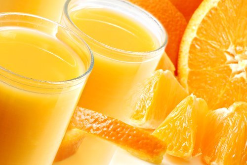 portakal dilimleri ve iki bardak meyve suyu
