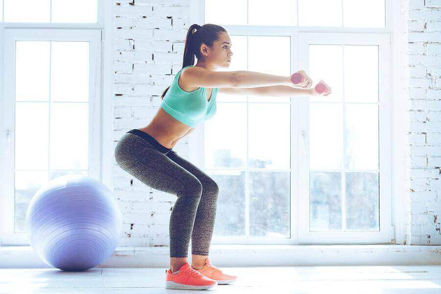 squat yapan kadın