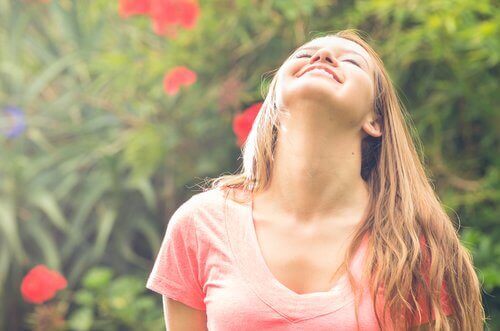 boynunu geriye eğen kadın