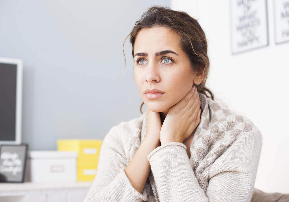 boynunu tutan kadın