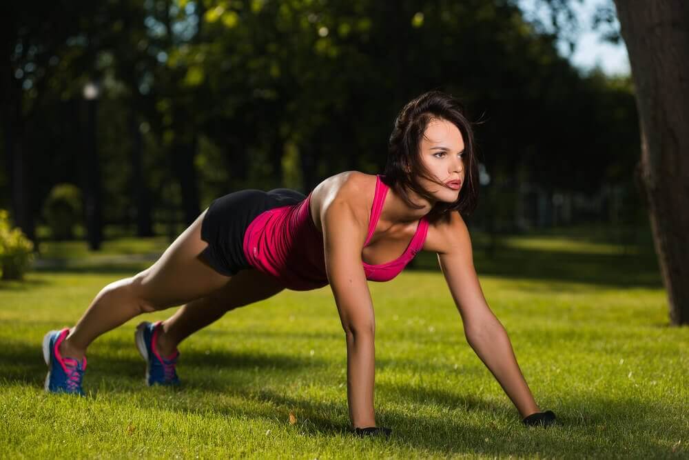 şınav çeken kadın