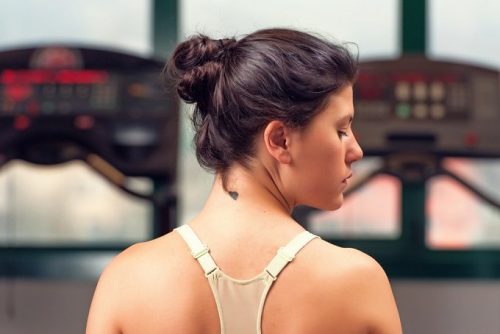 başını yana çeviren kadın