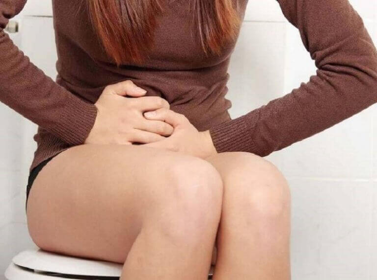 tuvalette oturan kadın