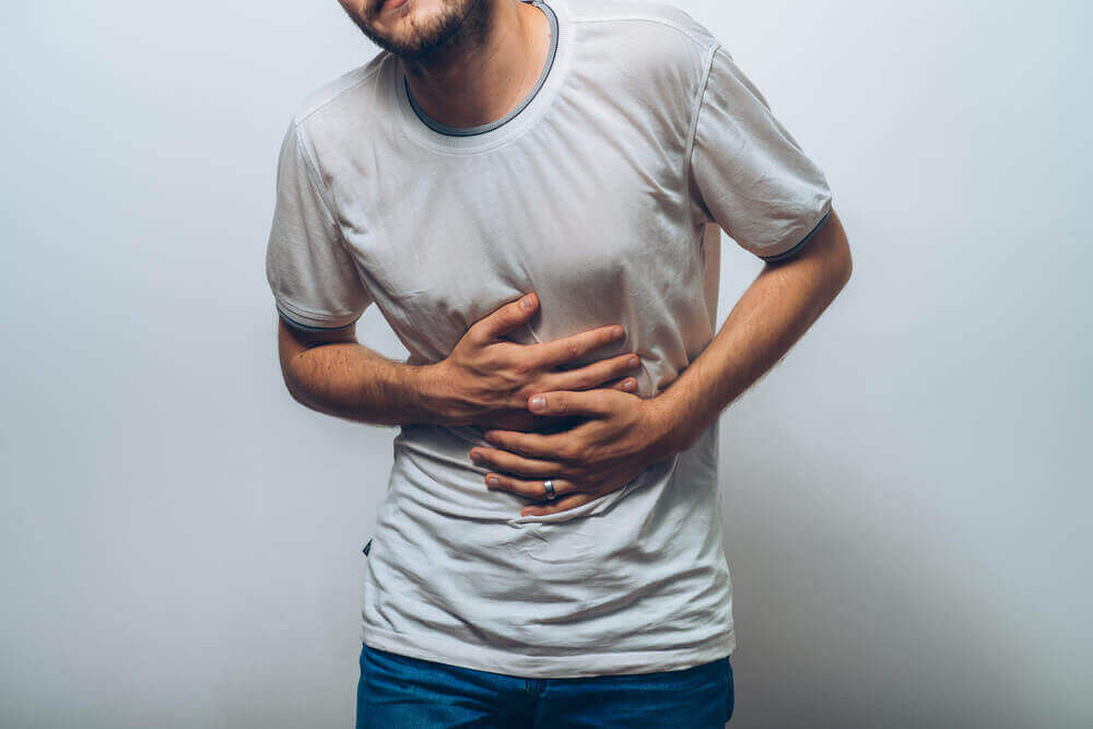 karnı ağrıyan adam