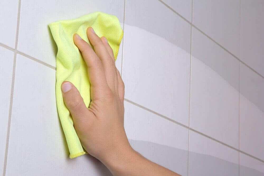 duş fayanslarını silmek
