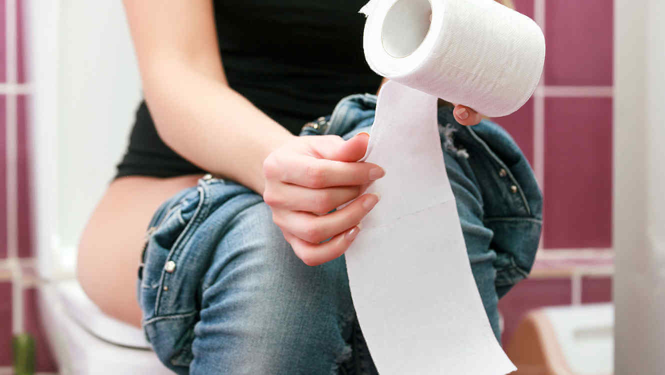 tuvalette oturan kadın