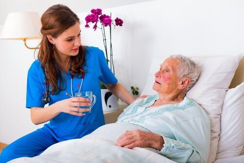 hemşire ve yaşlı hasta