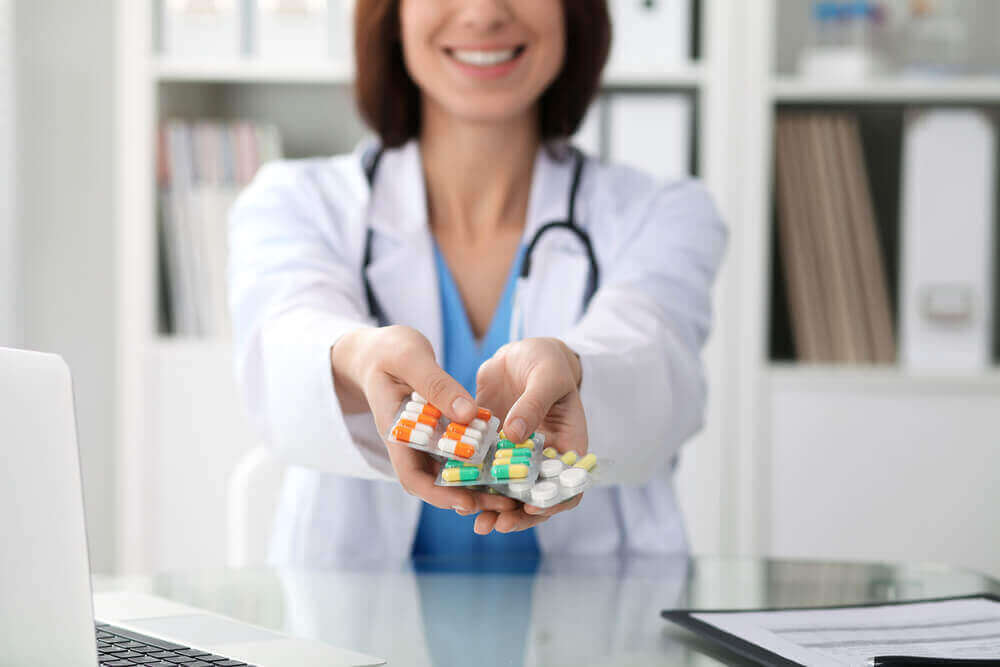 elinde ilaç olan doktor