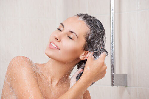 ev yapımı şampuanla saçını yıkayan kadın