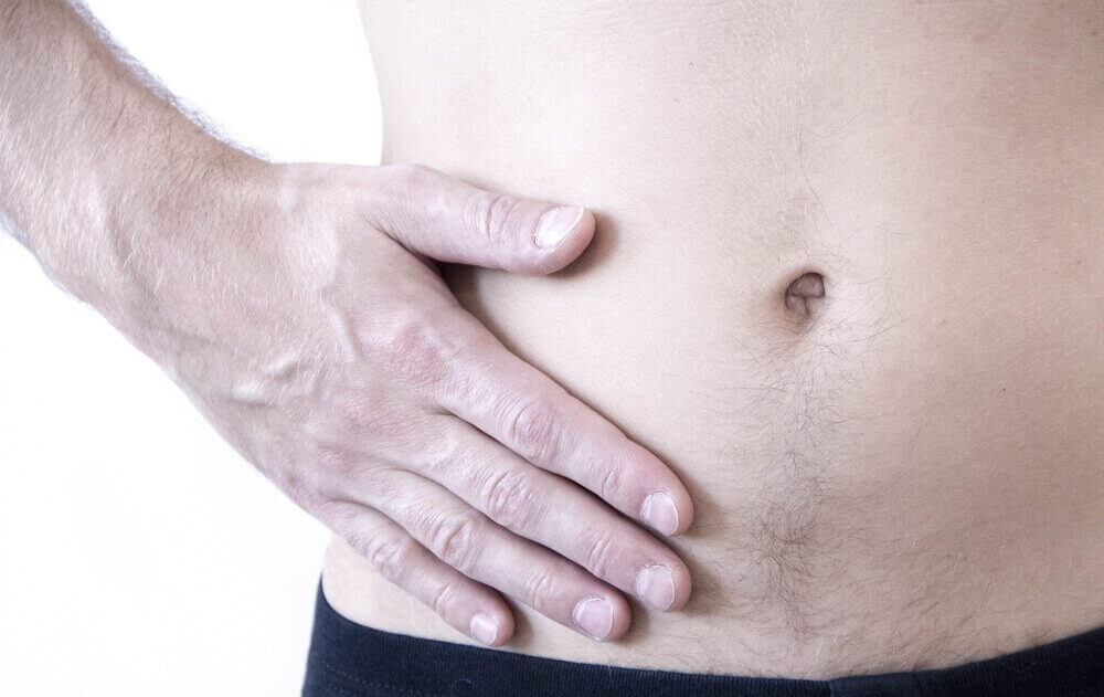 karnına dokunan adam