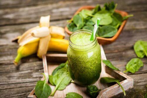 muz ve küçük kavanoz yeşil smoothie