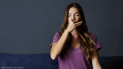 değişik bir nefes alma tekniği uygulayan kadın