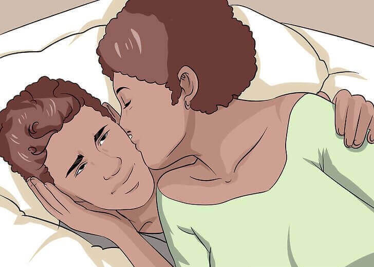 partnerini öpen kadın