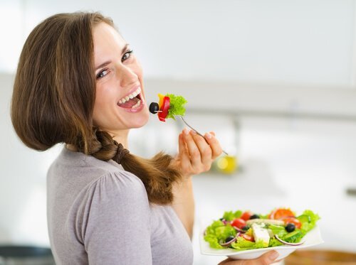 salata yiyen kadın