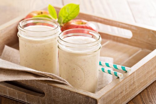 iki bardak beyaz smoothie
