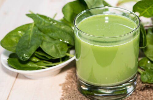 bir bardak yeşil smoothie