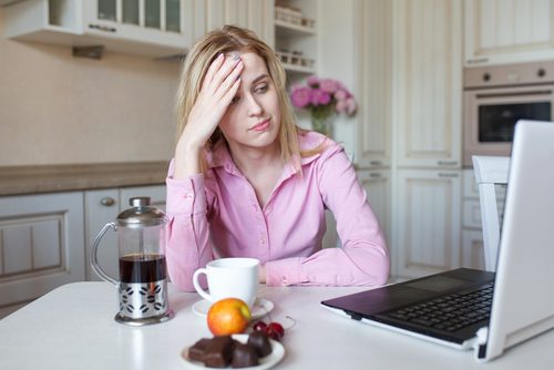 oturan yorgun kadın