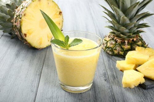 bir bardak ananaslı smoothie