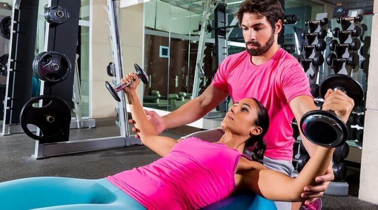 ağırlıkla egzersiz yapan insanlar