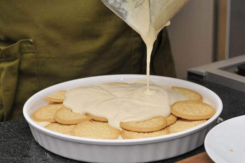 bisküvilere tatlı karışımı dökmek