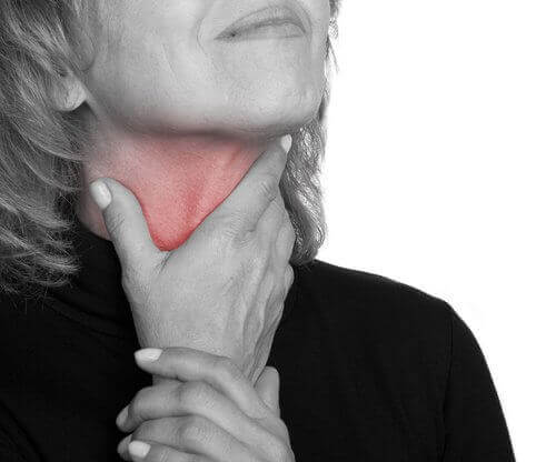 boğazı ağrıyan kadın