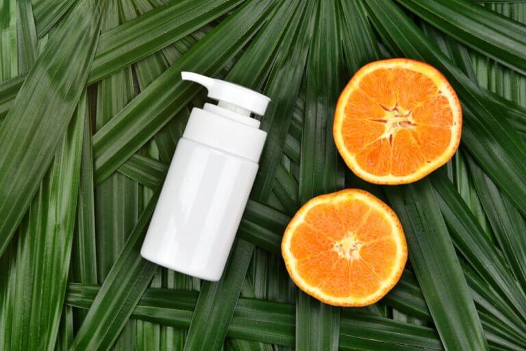 yaprakların üstünde portakal ve kremi