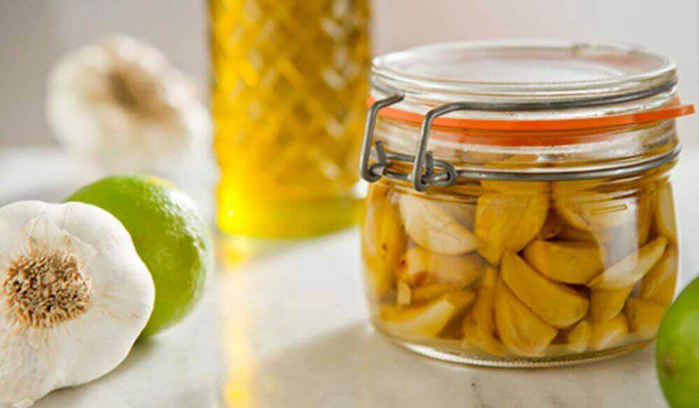 sarımsak yağı yapılan kavanoz