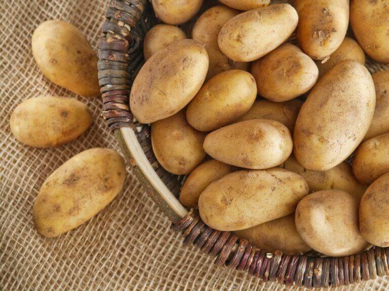 hasır sepette patatesler