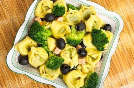 brokoli ve raviolili salata
