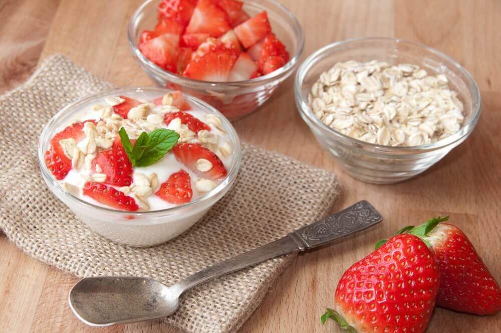 yulaf ezmeli kasede çilekli smoothie