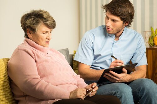 demanslı kadın ve yardımcısı