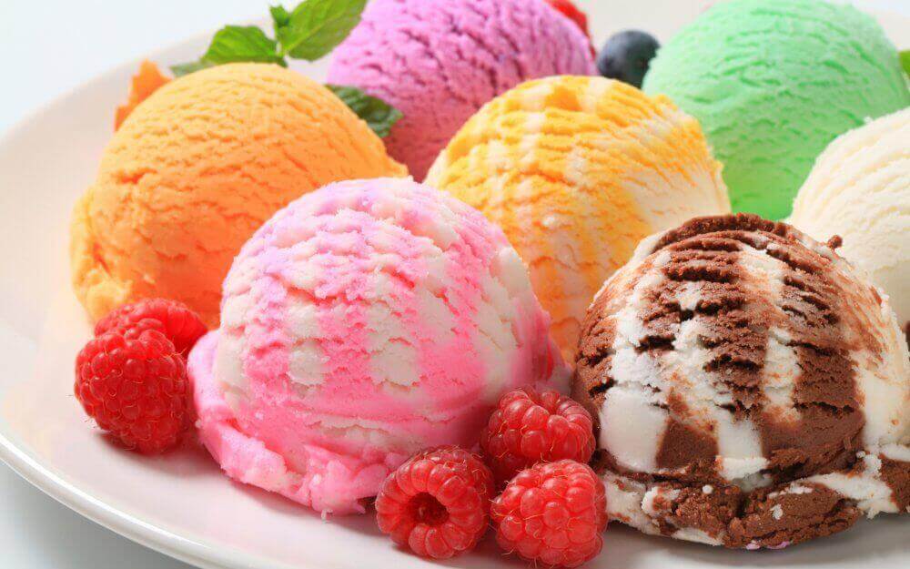 renkli dondurmalar ve biraz meyve