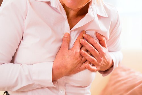 beyaz gömlekli kalp krizi