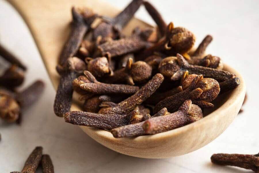 tahta kaşıkta karanfiller