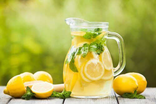 bir sürahi limon suyu
