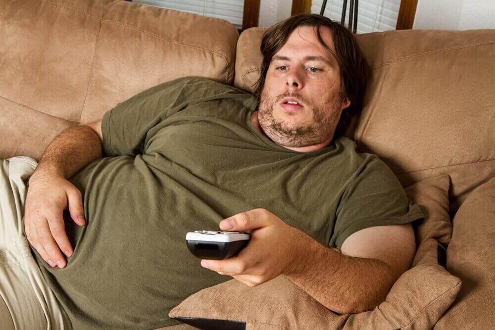 televizyon karşısında obez bir erkek