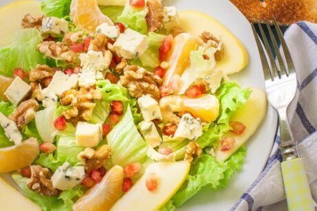 ceviz, nar ve peynirli salata