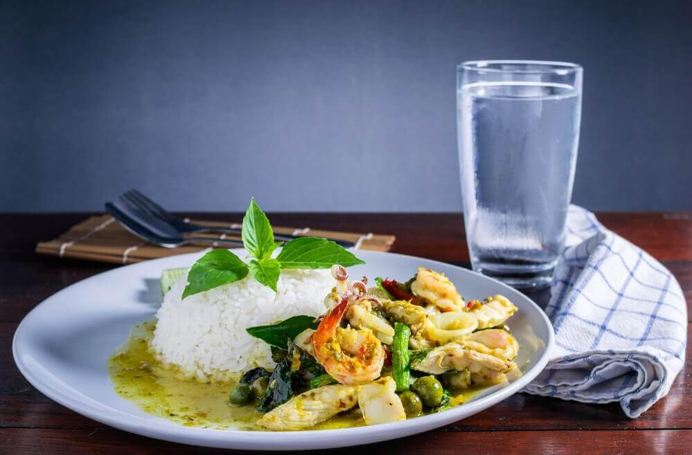 bardakta su ve yemek